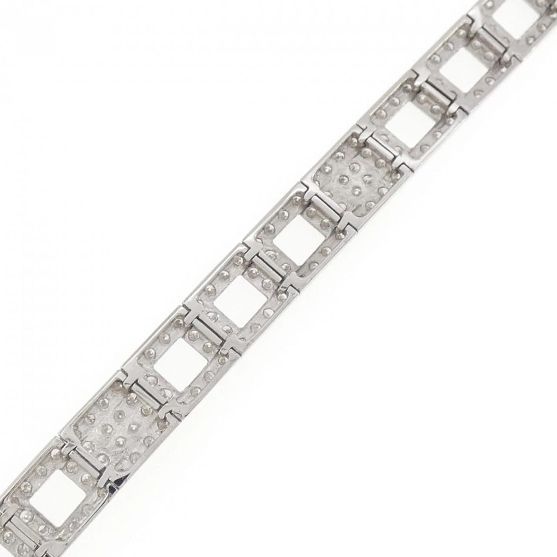 K18WG DIAMOND BRACELET: K18WG Diamond Bracelet Brand: Unbranded Type/Style: Diamond Bure Rubbed T Material: K18 white gold, Main Stone Natural Color: WG Size: Length: 18cm Accessories: None Accessories Notice: When