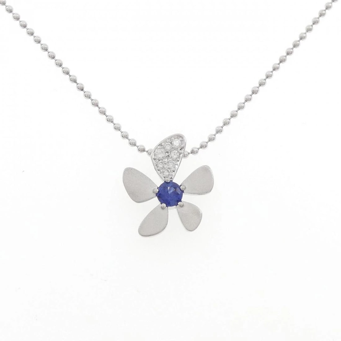 PT900/PT850 FLOWER SAPPHIRE NECKLACE: PT900/PT850 Flower Sapphire Necklace Brand: Unbranded Type/Style: Sapphire Necklace Material: Platinum900/Platinum850, Main Stone Natural Color: PT Size: Length: 40cm Accessories: None Accessories