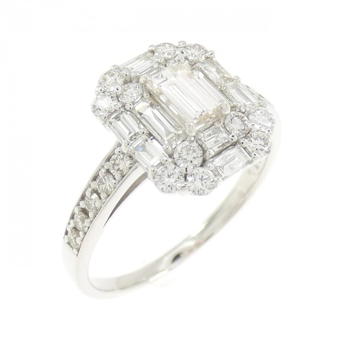 K18WG DIAMOND RING: K18WG Diamond Ring Brand: Unbranded Type/Style: Diamond Ring Material: K18 white gold, Main Stone Natural Color: WG Size: US8 1/2 Accessories: None Accessories Notice: When purchasing pre-owned