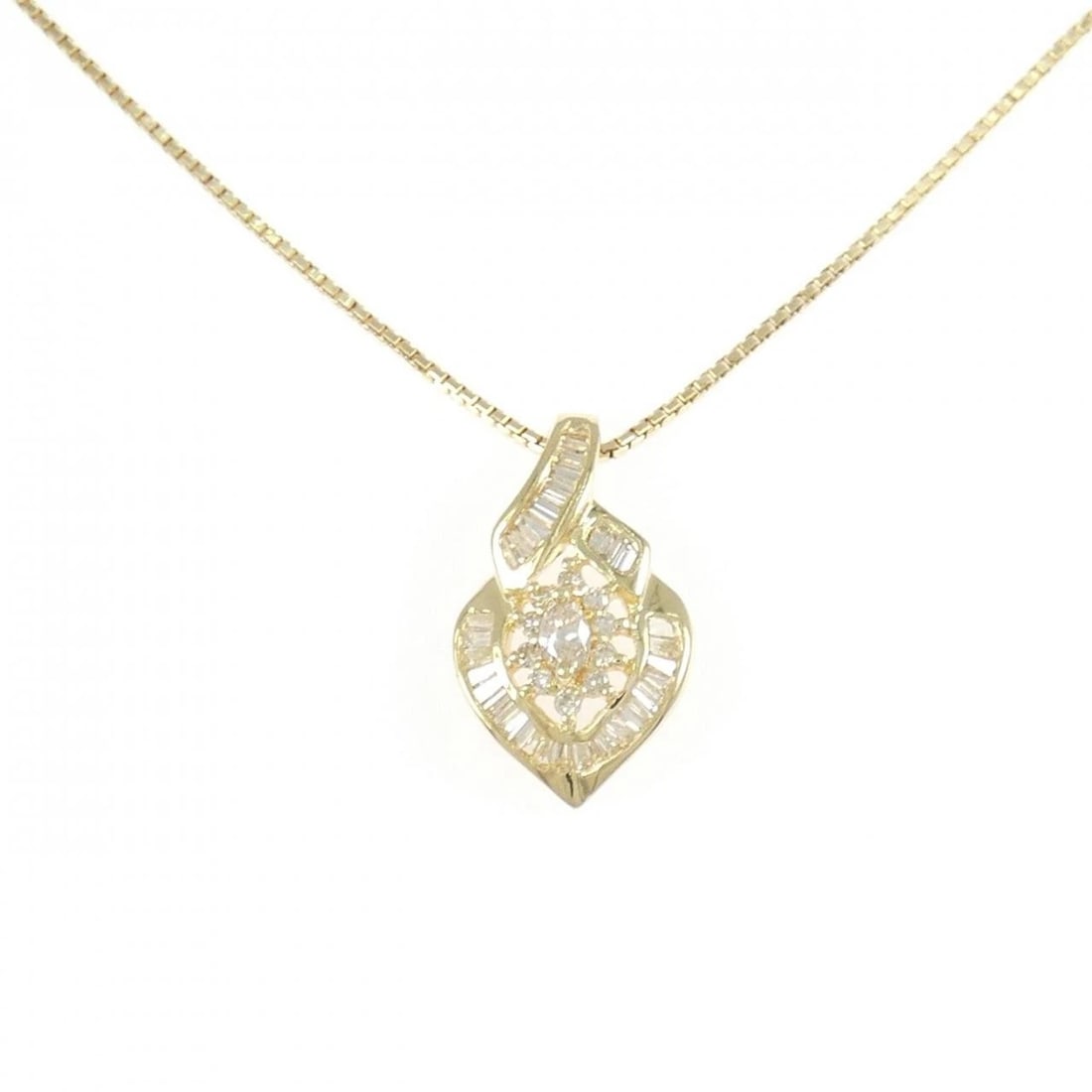 K18YG DIAMOND NECKLACE: K18YG Diamond Necklace Brand: Unbranded Type/Style: Diamond Necklace Material: K18 yellow gold, Main Stone Natural Color: YG Size: Length: 40cm Accessories: None Accessories Notice: When purchasing