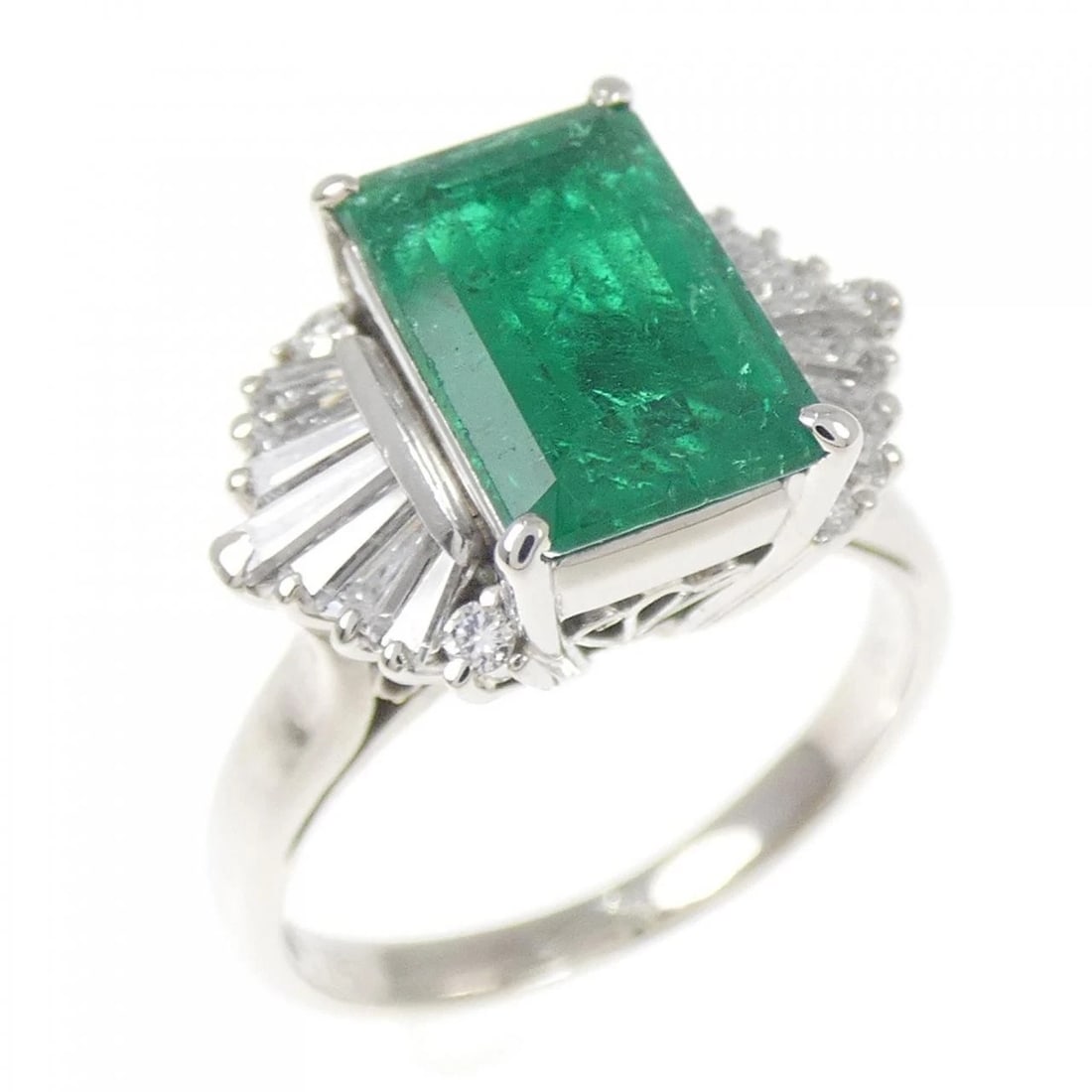 PT900 EMERALD RING: PT900 Emerald Ring Brand: Unbranded Type/Style: Emerald Ring Material: Platinum900, Main Stone Emerald Color: PT Size: US4 1/4 Accessories: None Accessories Notice: When purchasing pre-owned goods,