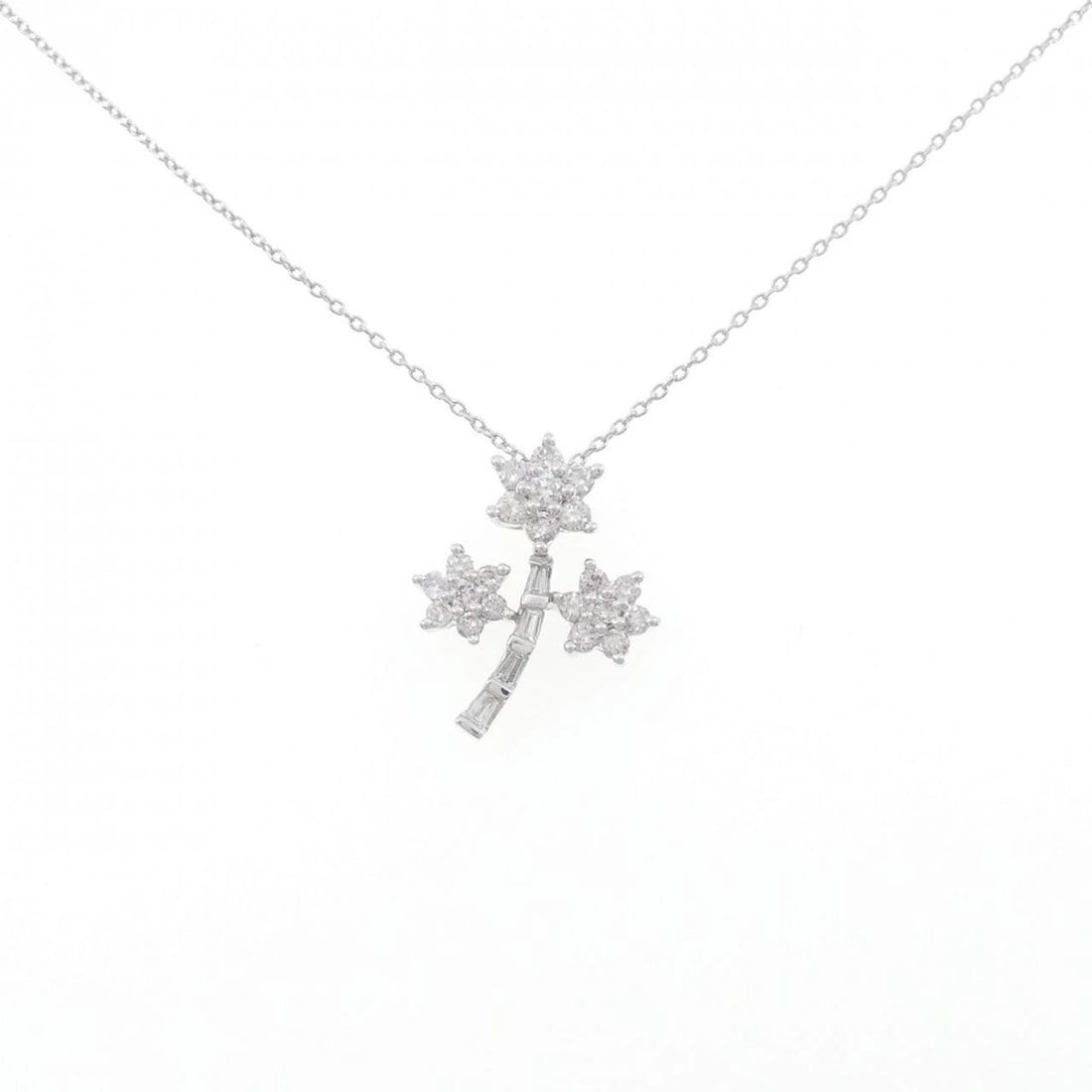 K18WG FLOWER DIAMOND NECKLACE: K18WG Flower Diamond Necklace Brand: Unbranded Type/Style: Diamond Necklace Material: K18 white gold, Main Stone Natural Color: WG Size: Length: 45cm Accessories: None Accessories Notice: When