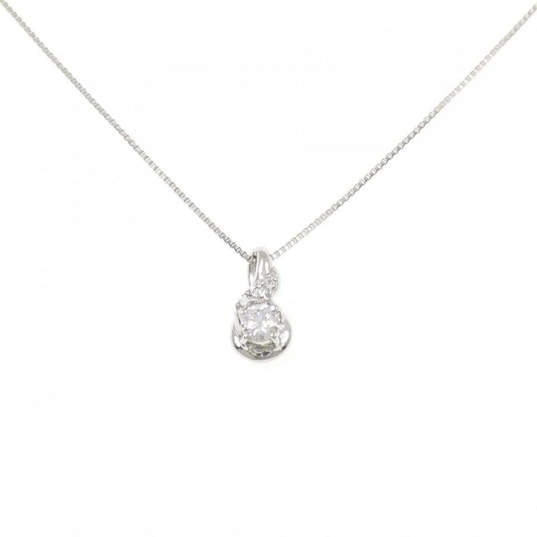 PT900/PT850 DIAMOND NECKLACE: PT900/PT850 Diamond Necklace Brand: Unbranded Type/Style: Diamond Necklace Material: Platinum900/Platinum850, Main Stone Natural Color: PT Size: Length: 45cm Accessories: None Accessories Notice: