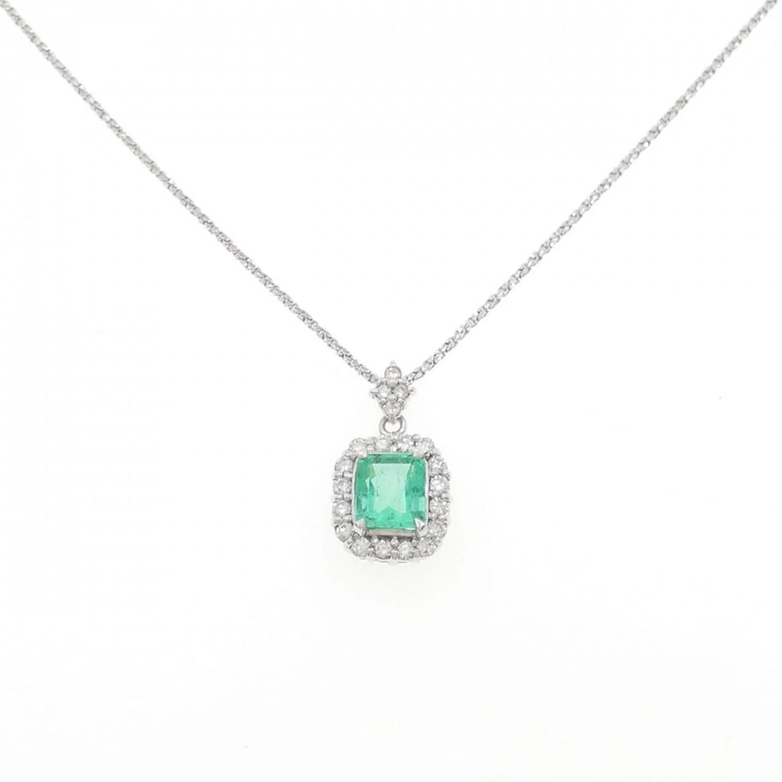 K18WG EMERALD NECKLACE: K18WG Emerald Necklace Brand: Unbranded Type/Style: Emerald Necklace Material: K18 white gold, Main Stone Emerald, Natural Color: WG Size: Length: 44cm Accessories: None Accessories Notice: When