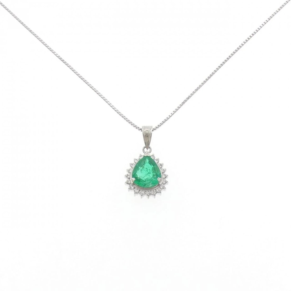 PT900/PT850 EMERALD NECKLACE: PT900/PT850 Emerald Necklace Brand: Unbranded Type/Style: Emerald Necklace Material: Platinum900/Platinum850, Main Stone Emerald, Natural Color: PT Size: Length: 39cm Accessories: None Accessories