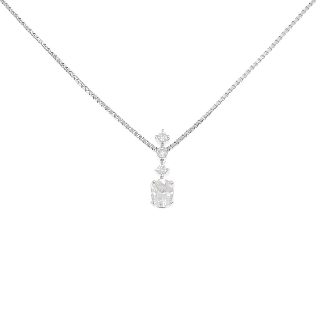 PT900/PT850 DIAMOND NECKLACE: PT900/PT850 Diamond Necklace Brand: Unbranded Type/Style: Diamond Necklace Material: Platinum900/Platinum850, Main Stone Natural Color: PT Size: Length: 45cm Accessories: None Accessories Notice:
