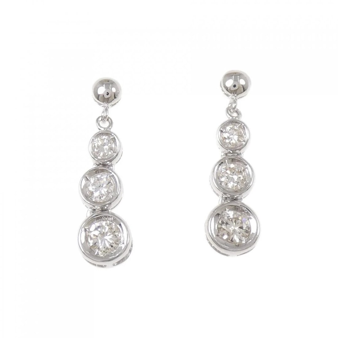 PT900/K18WG THREE-STONE DIAMOND PIERCE EARRINGS: PT900/K18WG Three-Stone Diamond Pierce Earrings Brand: Unbranded Type/Style: Diamond Pierce/Earring Material: Platinum 900 / K18 white gold, Main Stone Natural Color: PT, WG Size: Actual Size: Approxi