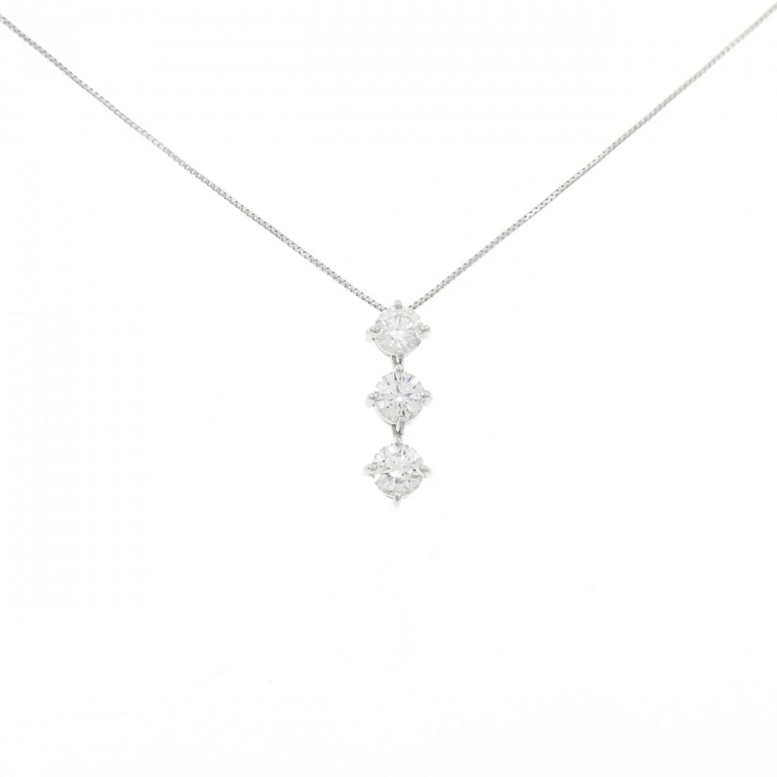 PT900/PT850 THREE STONE DIAMOND NECKLACE: PT900/PT850 Three Stone Diamond Necklace Brand: Unbranded Type/Style: Diamond Necklace Material: Platinum900/Platinum850, Main Stone Natural Color: PT Size: Length: 45cm Accessories: None Accessories