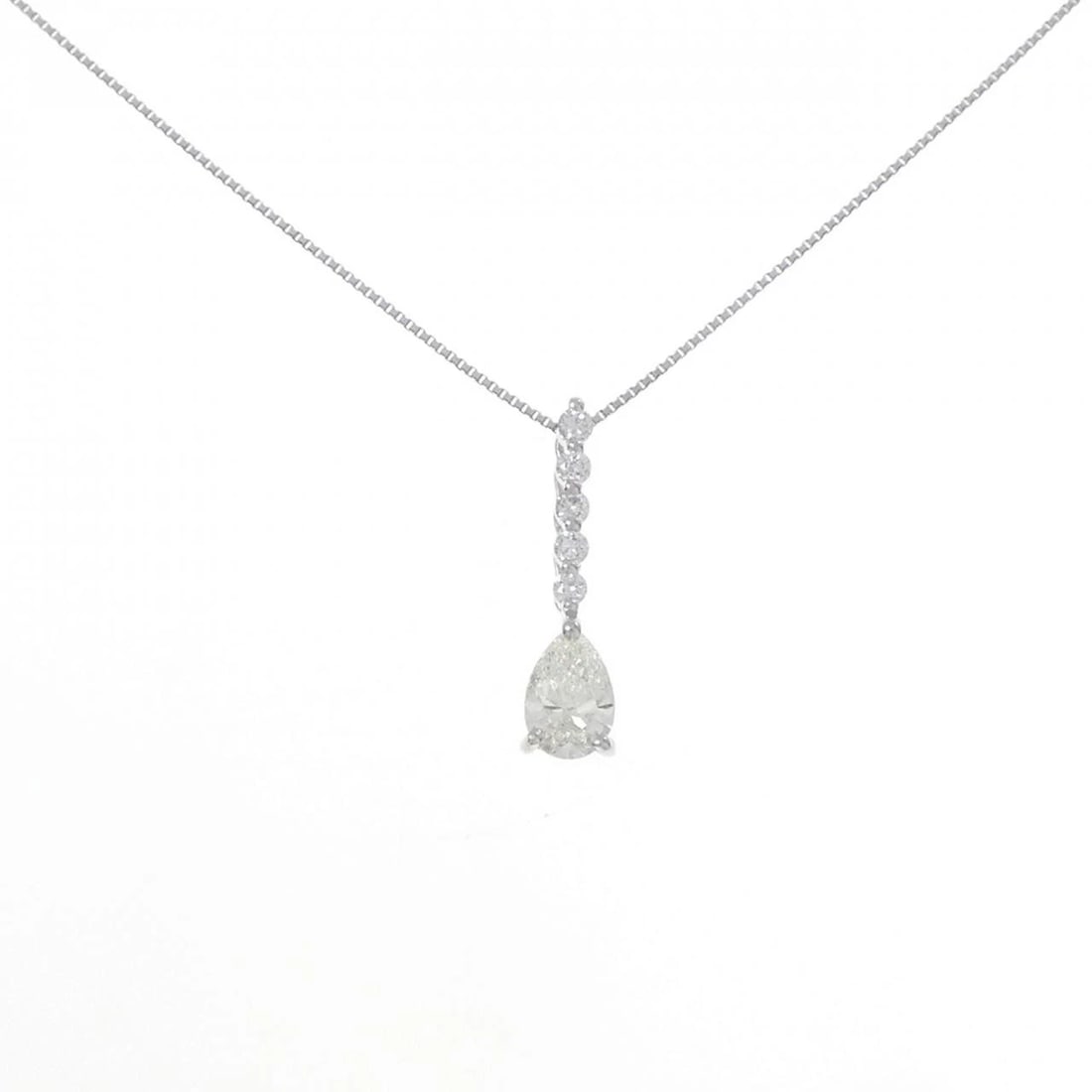 PT900/PT850 DIAMOND NECKLACE: PT900/PT850 Diamond Necklace Brand: Unbranded Type/Style: Diamond Necklace Material: Platinum900/Platinum850, Main Stone Natural Color: PT Size: Length: 45cm Accessories: None Accessories Notice: