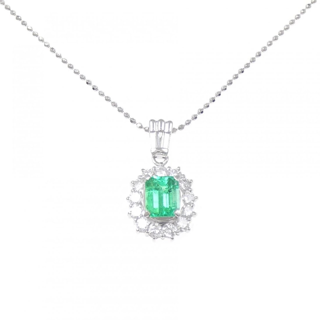 PT900/PT850 EMERALD NECKLACE: PT900/PT850 Emerald Necklace Brand: Unbranded Type/Style: Emerald Necklace Material: Platinum900/Platinum850, Main Stone Emerald, Natural Color: PT Size: Length: 40cm Accessories: None Accessories