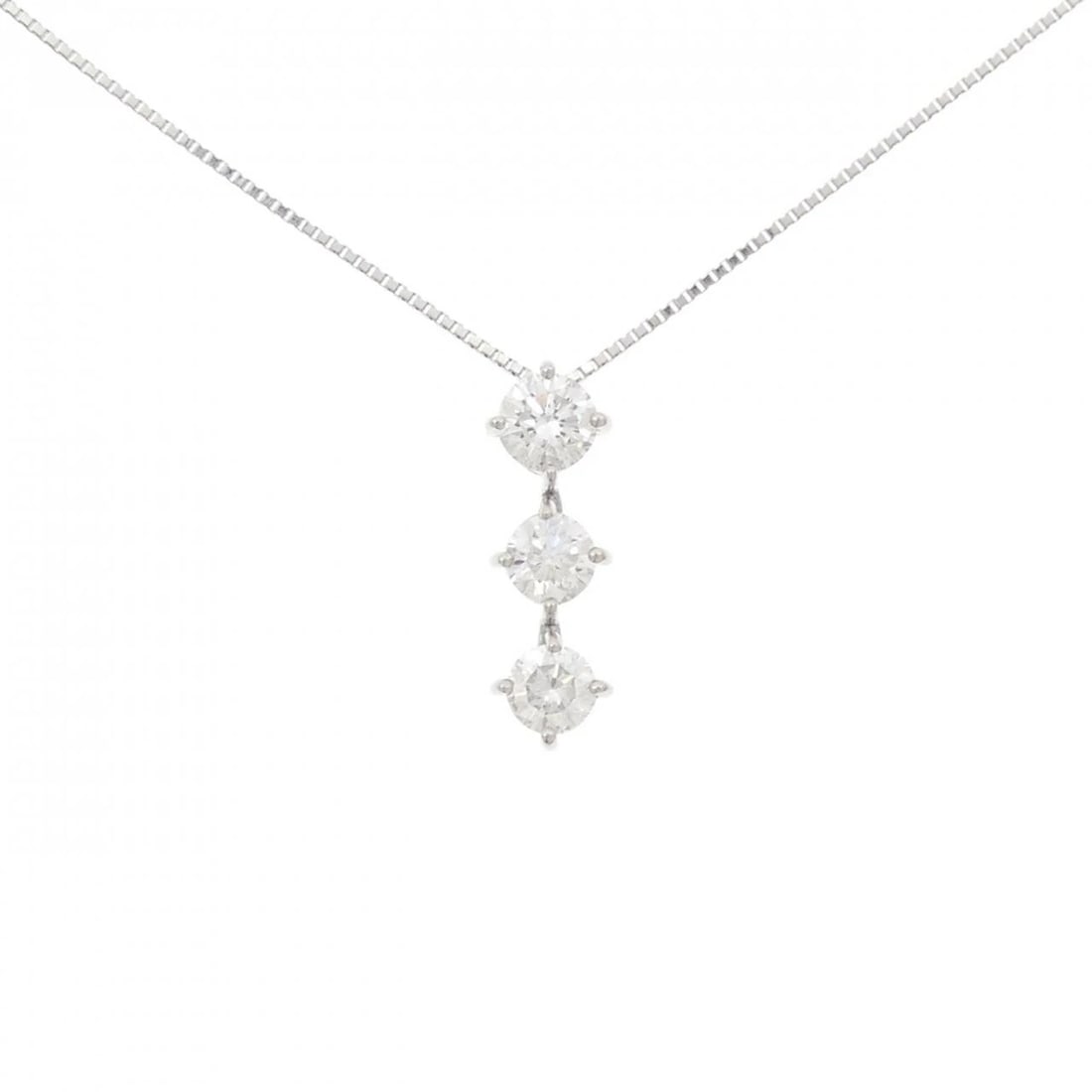 PT900/PT850 THREE STONE DIAMOND NECKLACE: PT900/PT850 Three Stone Diamond Necklace Brand: Unbranded Type/Style: Diamond Necklace Material: Platinum900/Platinum850, Main Stone Natural Color: PT Size: Length: 45cm Accessories: None Accessories