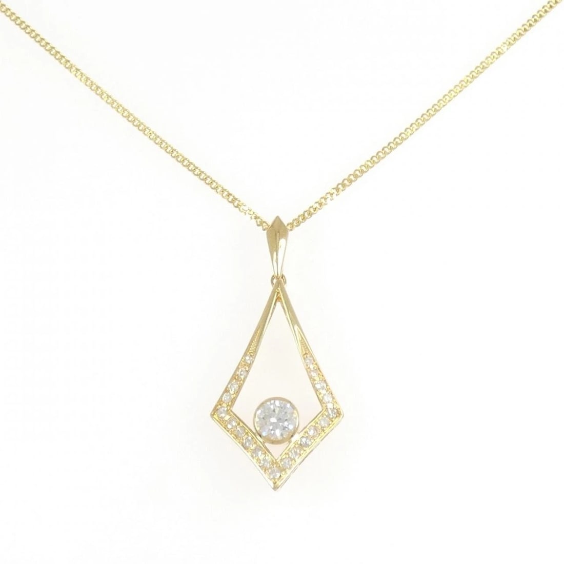 K18YG DIAMOND NECKLACE: K18YG Diamond Necklace Brand: Unbranded Type/Style: Diamond Necklace Material: K18 yellow gold, Main Stone Natural Color: YG Size: Length: 40cm Accessories: None Accessories Notice: When purchasing