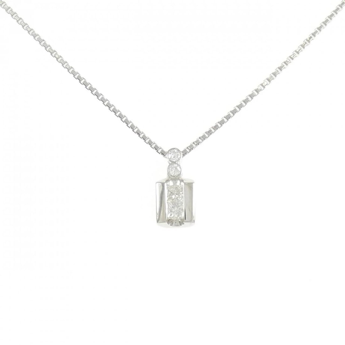 PT900/PT850 DIAMOND NECKLACE: PT900/PT850 Diamond Necklace Brand: Unbranded Type/Style: Diamond Necklace Material: Platinum900/Platinum850, Main Stone Natural Color: PT Size: Length: 40cm Accessories: None Accessories Notice: