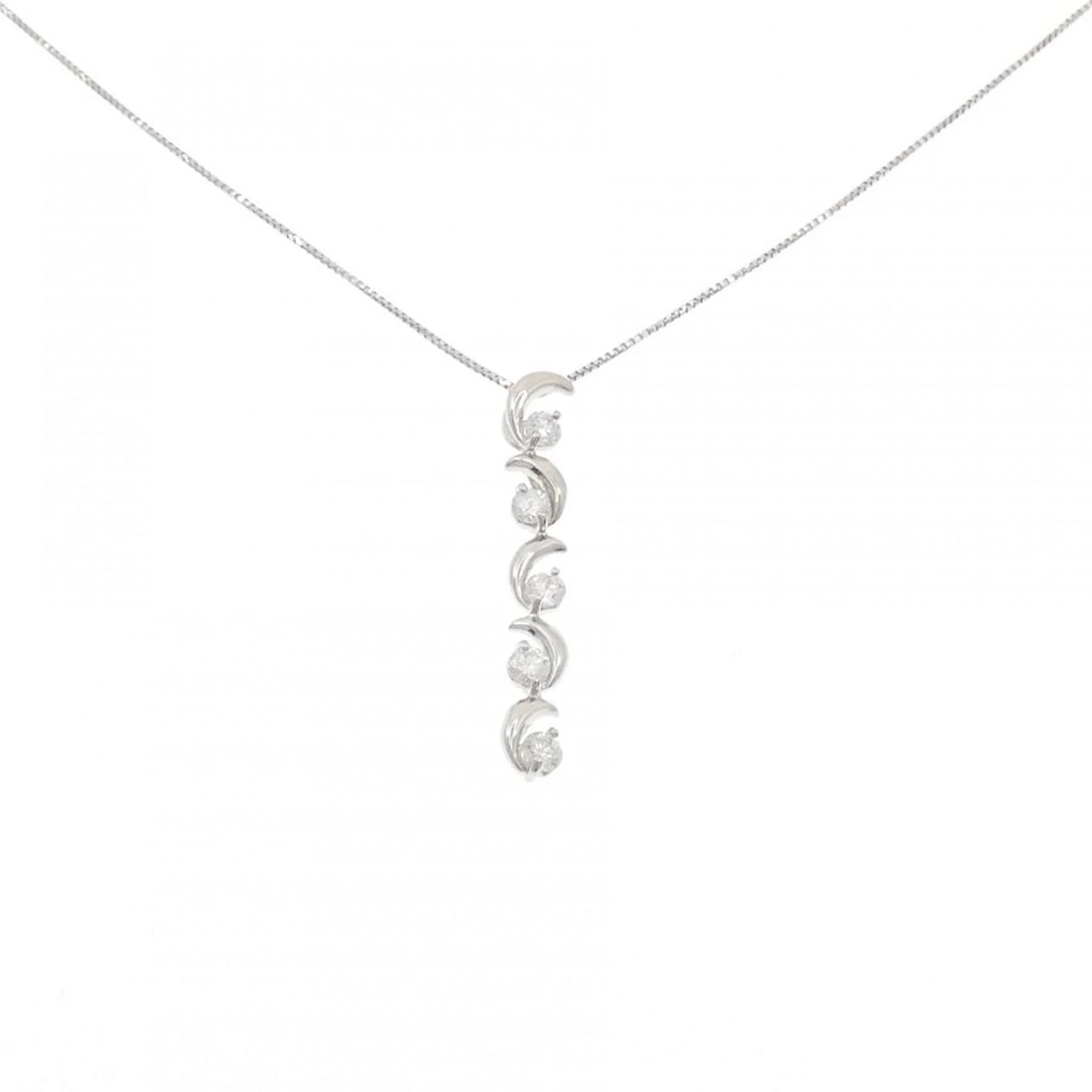 PT900/PT850 DIAMOND NECKLACE: PT900/PT850 Diamond Necklace Brand: Unbranded Type/Style: Diamond Necklace Material: Platinum900/Platinum850, Main Stone Natural Color: PT Size: Length: 45cm Accessories: None Accessories Notice: