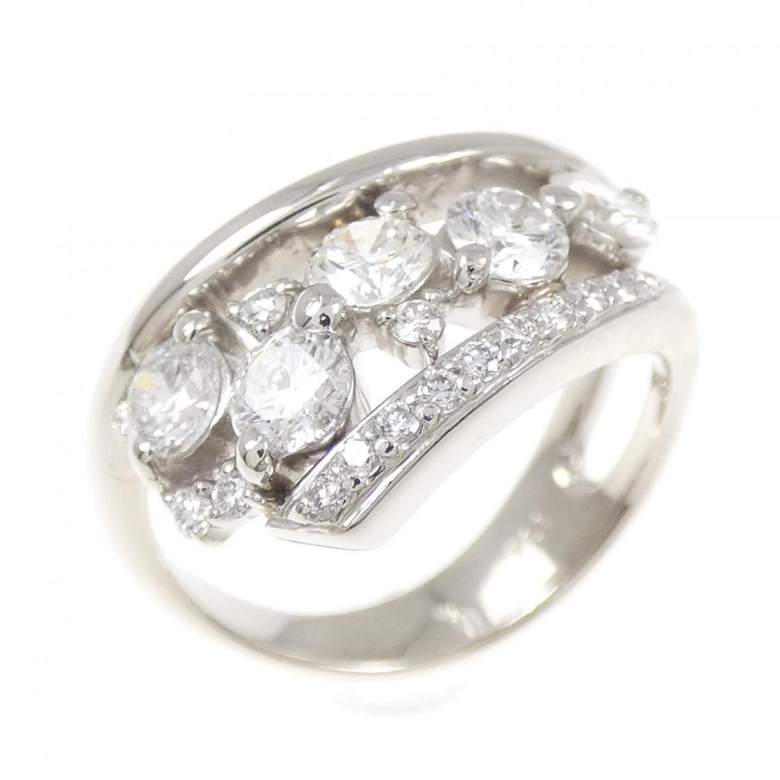 PT900 DIAMOND RING: PT900 Diamond Ring Brand: Unbranded Type/Style: Diamond Ring Material: Platinum900, Main Stone Natural Color: PT Size: US5 3/4 Accessories: None Accessories Notice: When purchasing pre-owned goods,