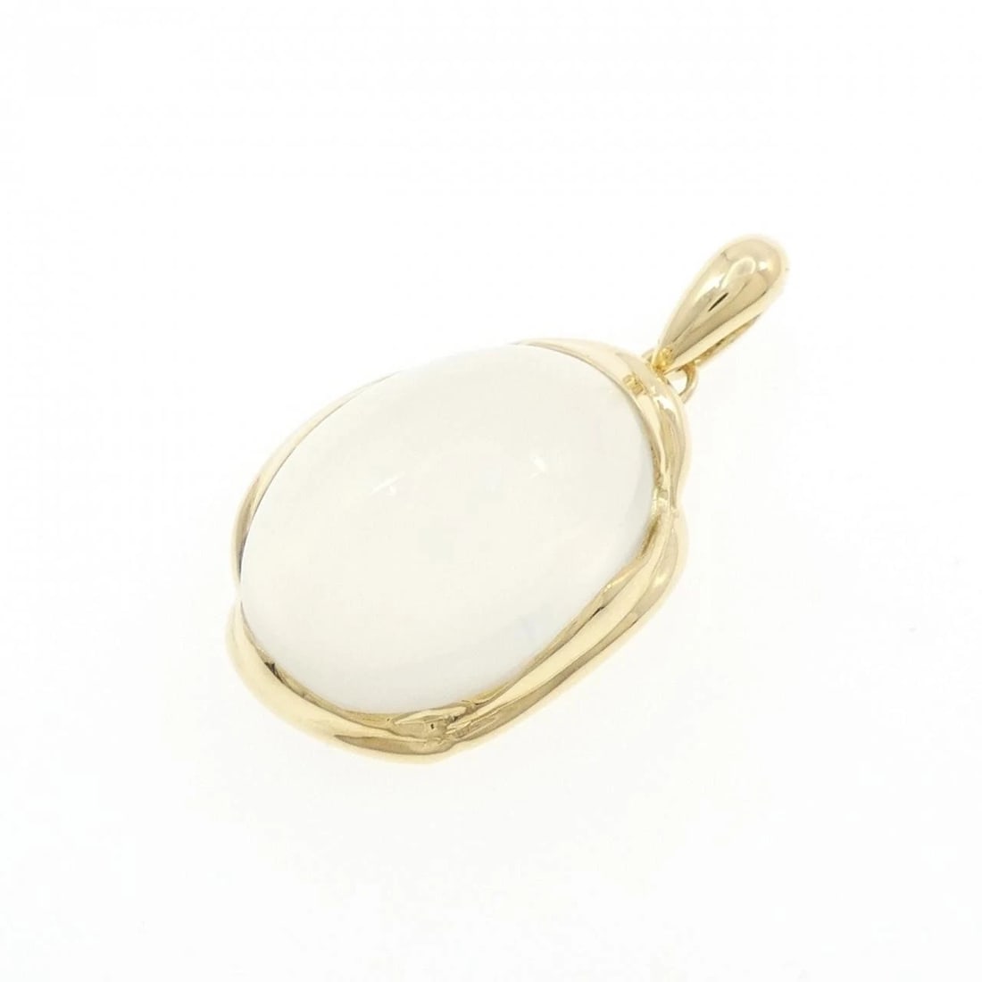 K18YG MOONSTONE PENDANT: K18YG Moonstone Pendant Brand: Unbranded Type/Style: Moonstone Pendant/Brooch Material: K18 yellow gold, Main Stone Moonstone Color: YG Size: Approx. length x width: 29.7mm x 15.9mm Accessories: None