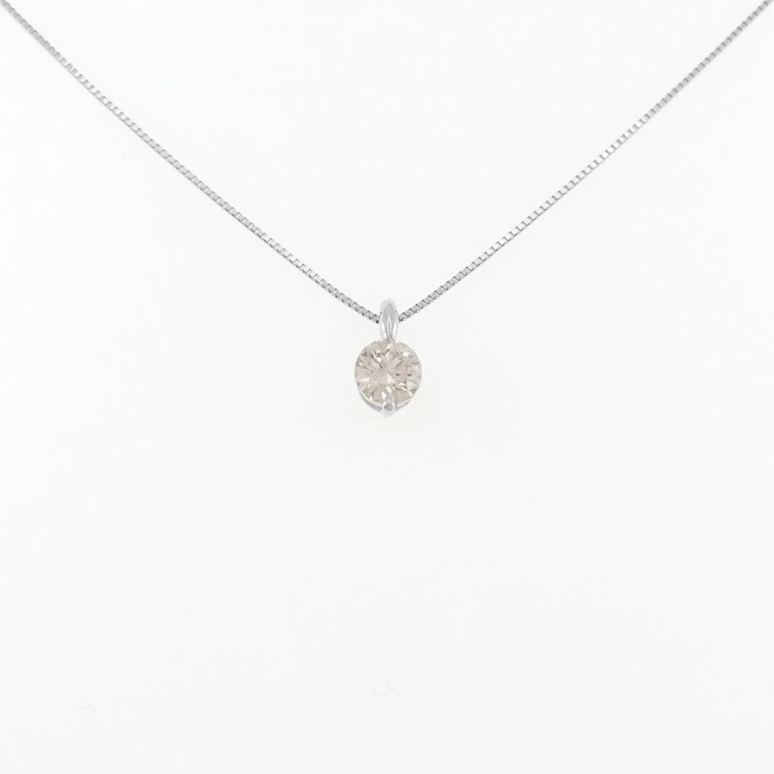 PT900/PT850 SOLITAIRE DIAMOND NECKLACE: PT900/PT850 Solitaire Diamond Necklace Brand: Unbranded Type/Style: Diamond Necklace Material: Platinum900/Platinum850, Main Stone Natural Color: PT Size: Length: 45cm Accessories: None Accessories