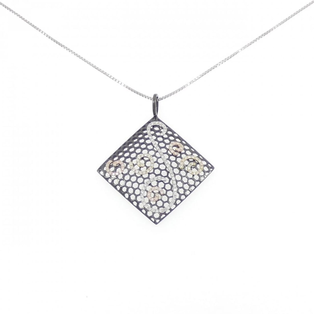 K18BG/K18WG DIAMOND NECKLACE: K18BG/K18WG Diamond Necklace Brand: Unbranded Type/Style: Diamond Necklace Material: K18 black gold/K18 white gold, Main Stone Natural Color: BG, WG Size: Length: 45cm Accessories: None Accessories