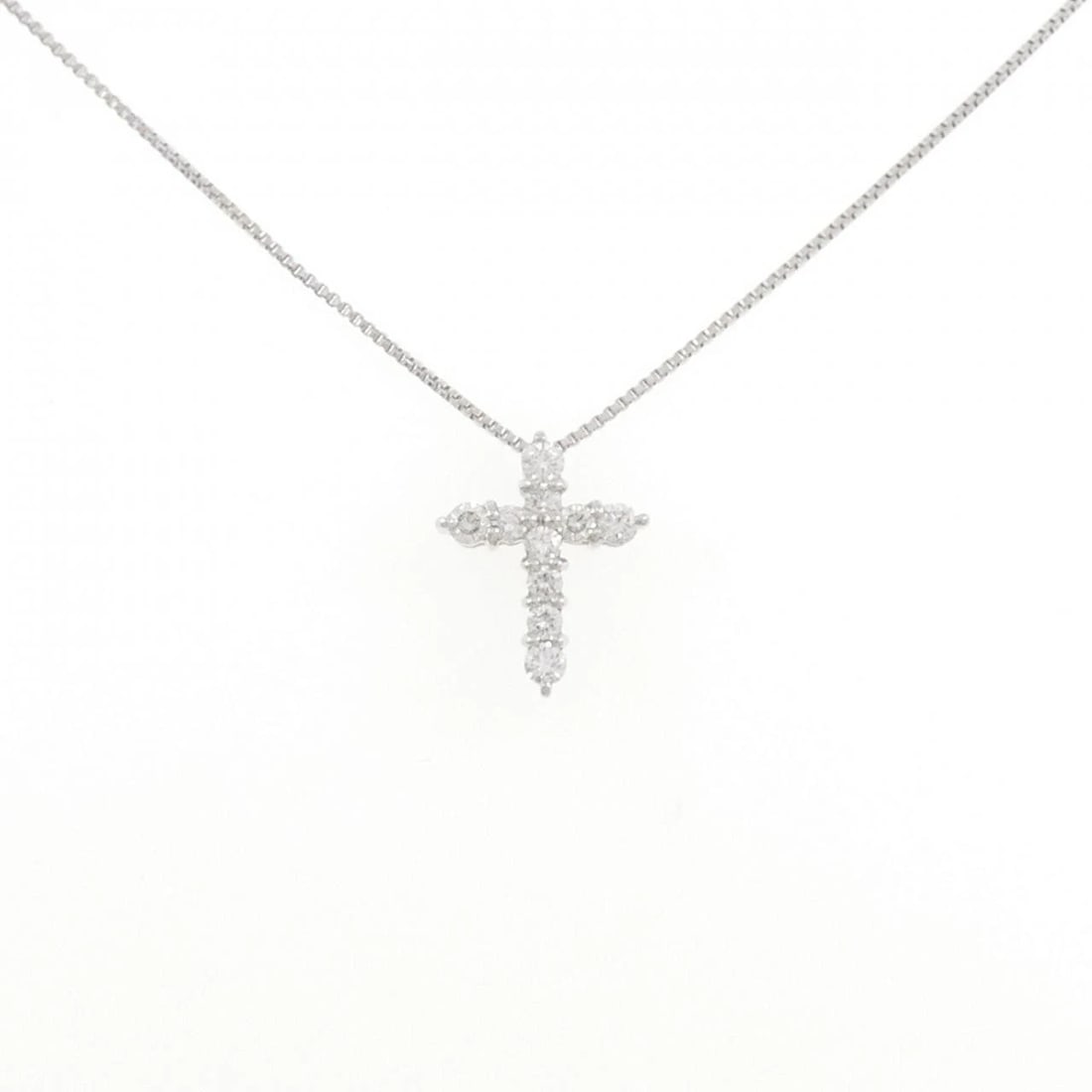 PT900/PT850 CROSS DIAMOND NECKLACE: PT900/PT850 Cross Diamond Necklace Brand: Unbranded Type/Style: Diamond Necklace Material: Platinum900/Platinum850, Main Stone Natural Color: PT Size: Length: 41cm Accessories: None Accessories