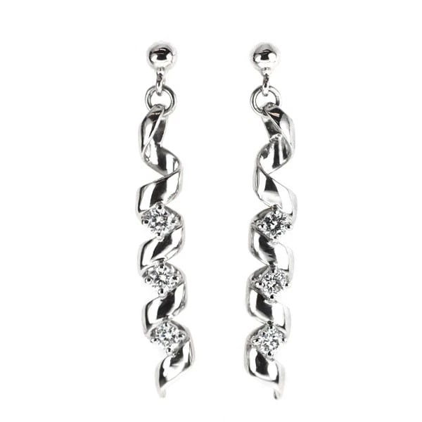 PT900 DIAMOND EARRING: Pt900 diamond earring Brand: None Type/Style: piercing Material: Pt900, Main Stone Natural Color: None Size: Length/Width/Diameter 36.7 Accessories: None Accessories Notice: When purchasing pre-owned