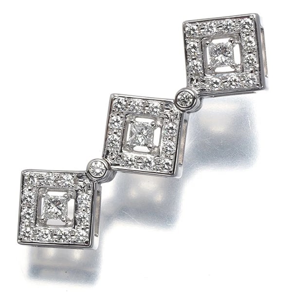 TASAKI PENDANT DIAMOND 18K 750 WHITE GOLD: TASAKI Pendant Diamond 18K 750 White Gold Brand: TASAKI Type/Style: Pendant Material: 18K/ 750 White Gold, Main Stone Natural Color: White Gold Size: Design size: 34.5 x 11.0mm Bail inner diameter:
