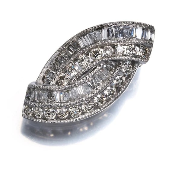 DIAMOND TAPERED-CUT MILGRAIN PENDANT 18K 750 WHITE GOLD: Diamond Tapered-cut Milgrain Pendant 18K 750 White Gold Brand: Unbranded Type/Style: Pendant Material: 18K/ 750 White Gold, Main Stone Natural Color: White Gold Size: Design size: 20.7 x 9.8mm Bail