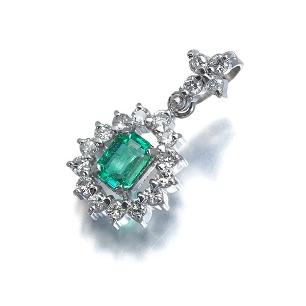 EMERALD DIAMOND CLASSIC PENDANT 900 PLATINUM: Emerald Diamond Classic Pendant 900 Platinum Brand: Unbranded Type/Style: Pendant Material: 900/ Platinum, Main Stone Natural Color: Silver Size: Design size: 17.2 x 8.7mm Bail inner diameter: 3.2 x 2
