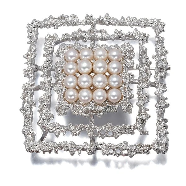 TASAKI PENDANT AND BROOCH BABY AKOYA PEARL SQUARE 2WAY SILVER: TASAKI Pendant and Brooch Baby Akoya Pearl Square 2WAY Silver Brand: TASAKI Type/Style: Brooch Material: Silver, Main Stone Cultured Color: Silver Size: Design size: 45.0 x 44.5mm Bail inner