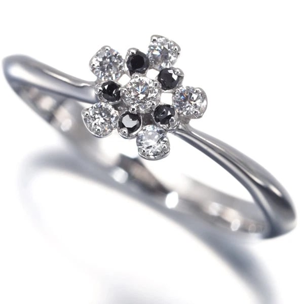 PONTE VECCHIO RING BLACK&CLEAR DIAMOND FLOWER 18K WG: Ponte Vecchio Ring Black&Clear Diamond Flower 18K WG Brand: Ponte Vecchio Type/Style: Ring Material: 18K/ 750/ White Gold, Main Stone Natural Color: White Gold Size: US5 Accessories: None Accessories