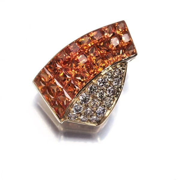 LES ESSENTIELLES PENDANT ORANGE SAPPHIRE DIAMOND: LES ESSENTIELLES Pendant Orange Sapphire Diamond Brand: LES ESSENTIELLES Type/Style: Pendant Material: 18K/ 750 Yellow Gold, Main Stone Natural Color: Yellow Gold Size: Design size: 16.2 x 11.2mm