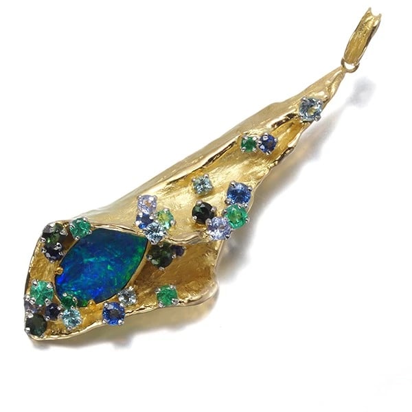 IWAKURA KOJI PENDANT BOULDER OPAL STONE 18K YG/900 PLATINUM: IWAKURA KOJI Pendant Boulder Opal Stone 18K YG/900 Platinum Brand: IWAKURA KOJI Type/Style: Pendant Material: 18K YG/900 Platinum, Main Stone Natural Color: YG,Silver Size: Design size: 56.0 x 22.0mmT