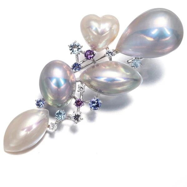 TASAKI PENDANT AND BROOCH MABE PEARL AQUAMARINE AMETHYST TANZANITE: TASAKI Pendant and Brooch Mabe Pearl Aquamarine Amethyst Tanzanite Brand: TASAKI Type/Style: Brooch Material: 18K/ 750 White Gold, Main Stone Cultured Color: White Gold Size: Design size: 25.3 x 63.1m