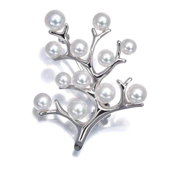 MIKIMOTO BROOCH AKOYA PEARL KOFUKU NO KI SILVER: Mikimoto Brooch Akoya Pearl Kofuku No Ki Silver Brand: MIKIMOTO Type/Style: Brooch Material: Silver, Main Stone Cultured Color: Silver Size: Design size: 34.3 x 28.4mm Accessories: None Accessories
