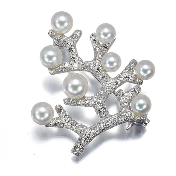 MIKIMOTO BROOCH AKOYA PEARL DIAMOND 18K WG: Mikimoto Brooch Akoya Pearl Diamond 18K WG Brand: Mikimoto Type/Style: Brooch Material: 18K /750 White Gold, Main Stone Cultured Color: White Gold Size: Design size: 26.8 x 22.3mm Accessories: Non