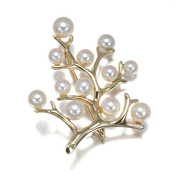 MIKIMOTO BROOCH BABY AKOYA PEARL 14K YG: Mikimoto Brooch Baby Akoya Pearl 14K YG Brand: MIKIMOTO Type/Style: Brooch Material: 14K / 585 / Yellow Gold, Main Stone Cultured Color: Yellow Gold Size: Design size: 33.5 x 29.3mm Accessories: N