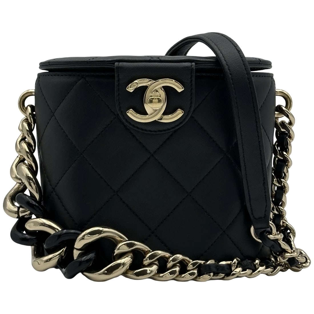 CHANEL MATELASSE VANITY SHOULDER BAG: CHANEL Matelasse Vanity Shoulder Bag Brand: CHANEL Type/Style: Shoulder Bag Material: lambskin Color: black Size: W5.9 x H5.5x D4.3inch Shoulder:47.2inch Accessories: None Accessories Notice: When