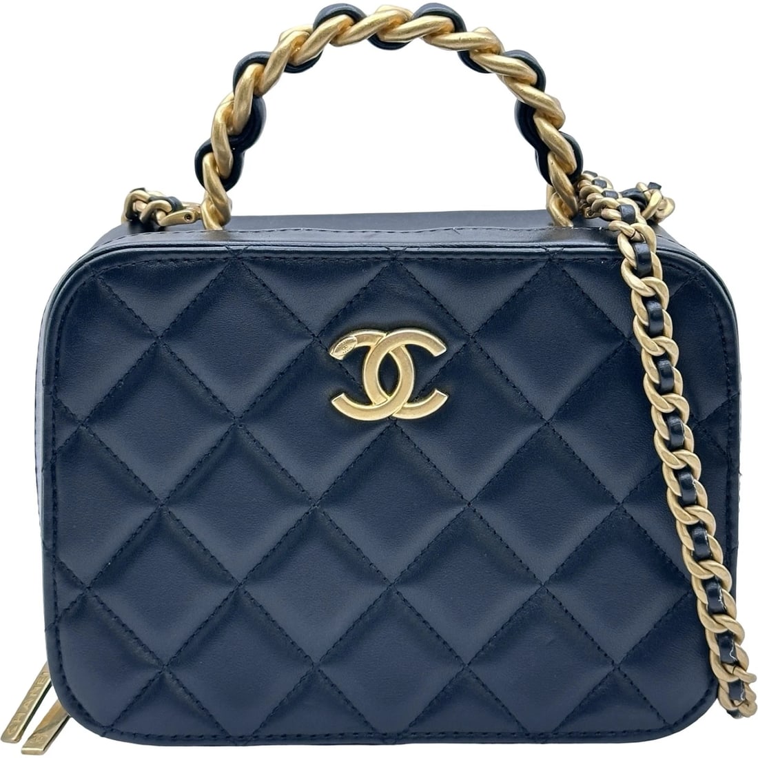 CHANEL MATELASSE SMALL VANITY CASE SHOULDER BAG: CHANEL Matelasse Small Vanity Case Shoulder Bag Brand: CHANEL Type/Style: Shoulder Bag Material: lambskin Color: Black Gold Hardware Size: W6.7 x H4.9x D2.6inch Accessories: None Accessori