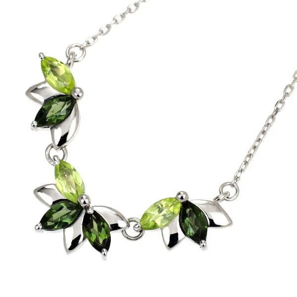 K18WG GREEN TOURMALINE PERIDOT PENDANT NECKLACE: K18WG green tourmaline peridot pendant necklace Brand: 4? Type/Style: pendant necklace Material: K18WG, Main Stone Tourmaline Color: WG Size: Chain Length 39.5cm Accessories: None Accessories Notice: