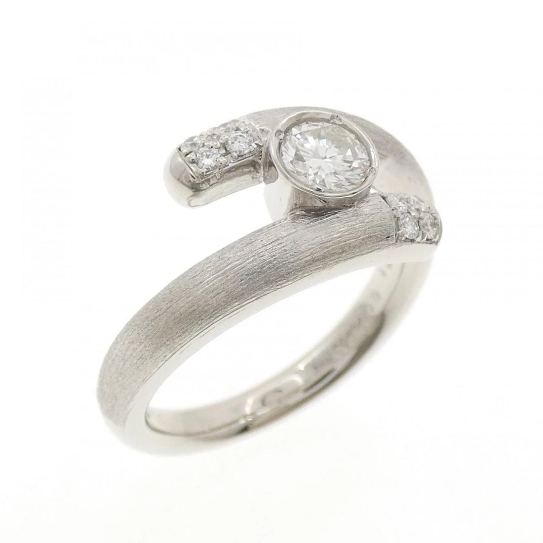 PT900 DIAMOND RING: PT900 Diamond Ring Brand: Unbranded Type/Style: Diamond Ring Material: Platinum900, Main Stone Natural Color: PT Size: US6 1/4 Accessories: None Accessories Notice: When purchasing pre-owned goods,