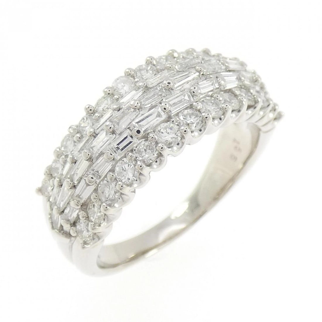PT900 DIAMOND RING (1 of 3)