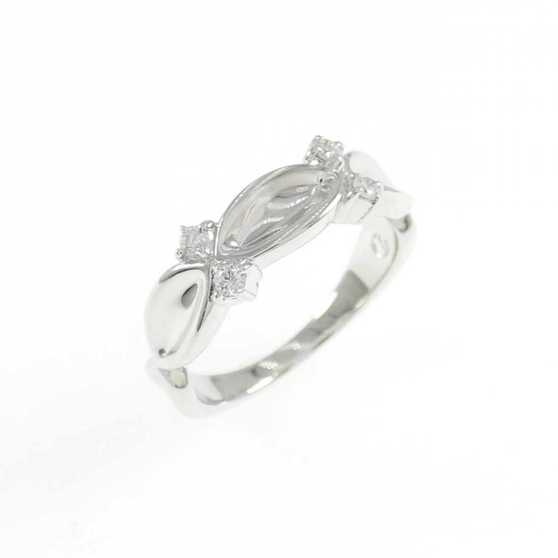 K18WG DIAMOND PINKY RING: K18WG Diamond Pinky Ring Brand: Unbranded Type/Style: Diamond Ring Material: K18 white gold, Main Stone Natural Color: WG Size: US2 1/2 Accessories: None Accessories Notice: When purchasing pre-owned
