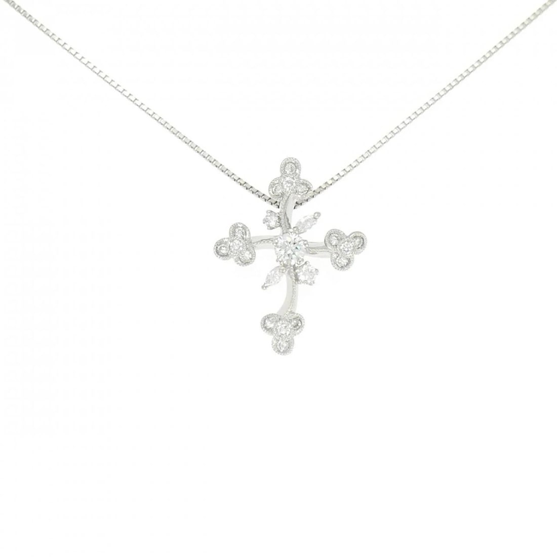 PT900/PT850 DIAMOND NECKLACE: PT900/PT850 Diamond Necklace Brand: Unbranded Type/Style: Diamond Necklace Material: Platinum900/Platinum850, Main Stone Natural Color: PT Size: Length: 45cm Accessories: None Accessories Notice: