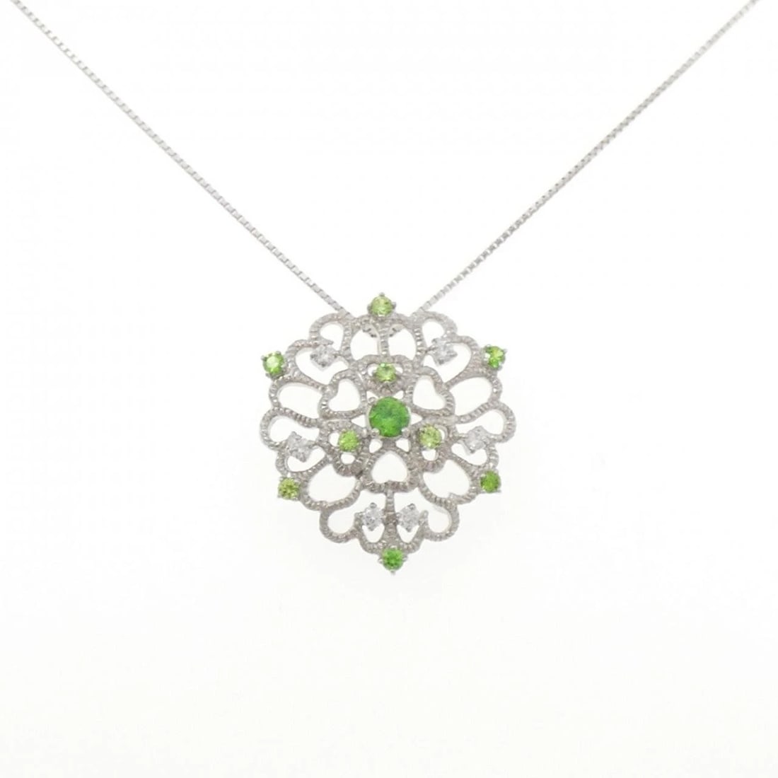 K18WG DEMANTOID GARNET NECKLACE: K18WG Demantoid Garnet Necklace Brand: Unbranded Type/Style: Demantoid Garnet Necklace Material: K18 white gold, Main Stone Demantoid Garnet, Natural Color: WG Size: Length: 45cm Accessories: None