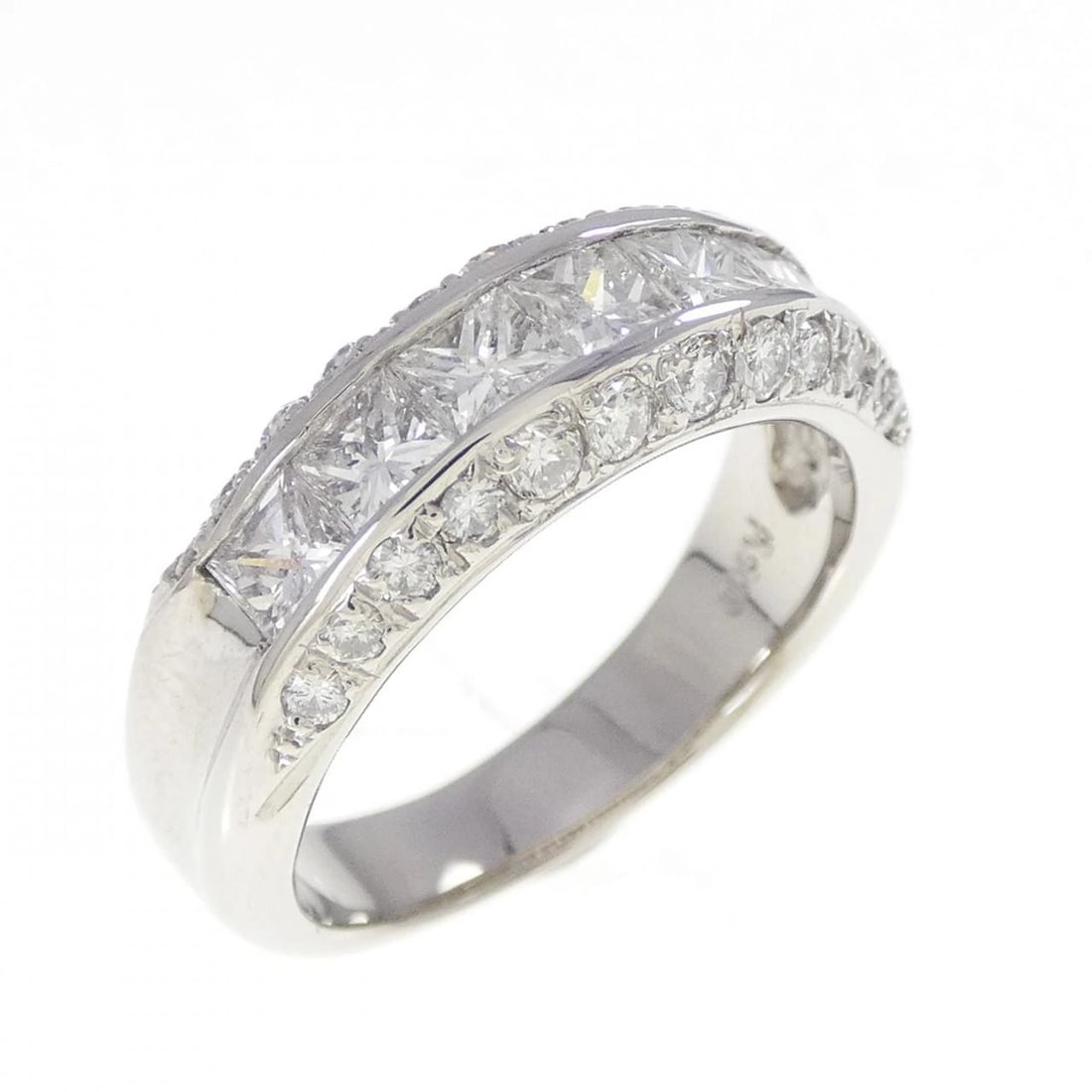 PT900 DIAMOND RING (1 of 3)