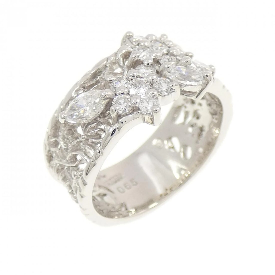 PT950 DIAMOND RING: PT950 Diamond Ring Brand: Unbranded Type/Style: Diamond Ring Material: Platinum950, Main Stone Natural Color: PT Size: US5 1/4 Accessories: None Accessories Notice: When purchasing pre-owned goods,