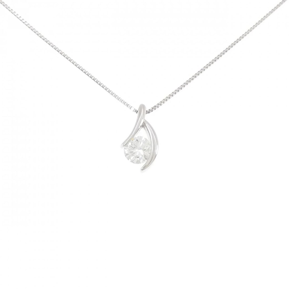 PT900/PT850 DIAMOND NECKLACE: PT900/PT850 Diamond Necklace Brand: Unbranded Type/Style: Diamond Necklace Material: Platinum900/Platinum850, Main Stone Natural Color: PT Size: Length: 45cm Accessories: None Accessories Notice: