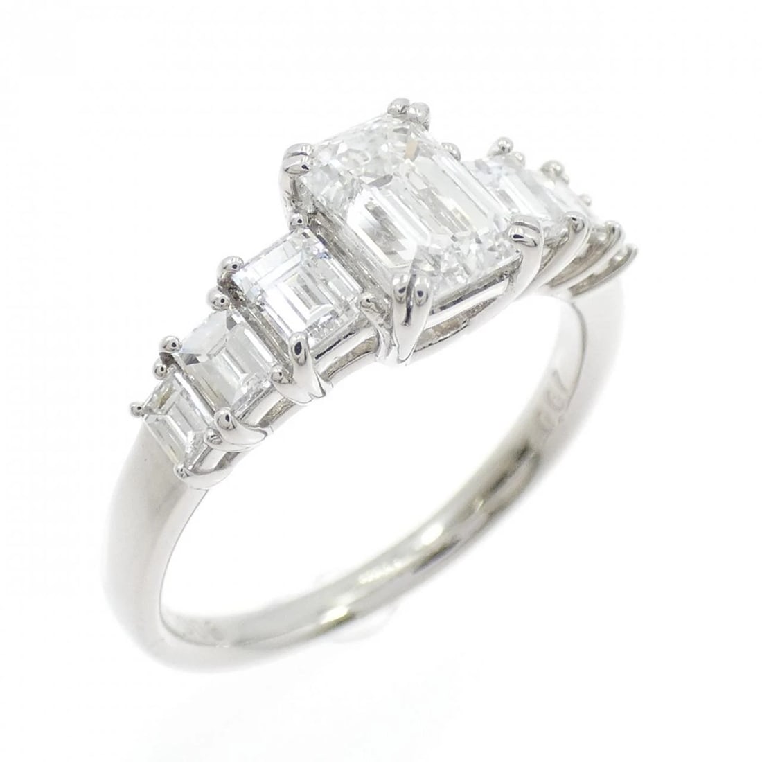 PT900 DIAMOND RING: PT900 Diamond Ring Brand: Unbranded Type/Style: Ring Material: Platinum900, Main Stone Natural Color: PT Size: US7 Accessories: None Accessories Notice: When purchasing pre-owned goods, pl