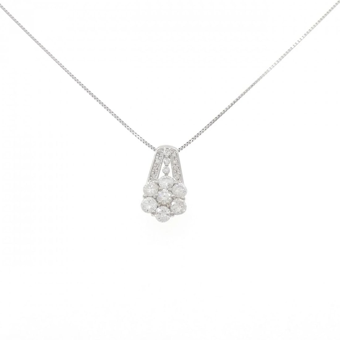 PT900/PT850 DIAMOND NECKLACE: PT900/PT850 Diamond Necklace Brand: Unbranded Type/Style: Diamond Necklace Material: Platinum900/Platinum850, Main Stone Natural Color: PT Size: Length: 45cm Accessories: None Accessories Notice: