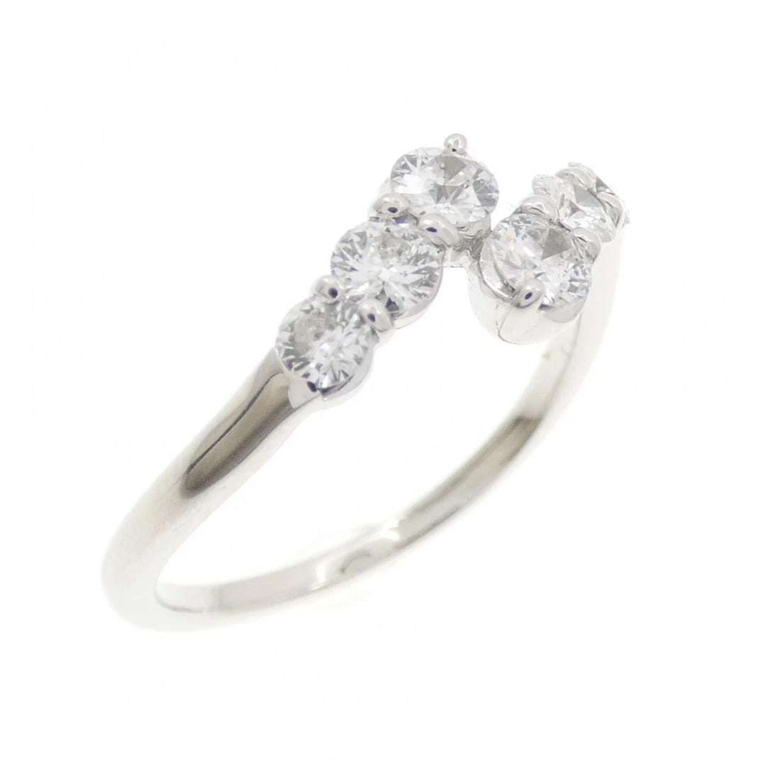 K18WG DIAMOND RING: K18WG Diamond Ring Brand: Unbranded Type/Style: Diamond Ring Material: K18 white gold, Main Stone Natural Color: WG Size: US4 1/2 Accessories: None Accessories Notice: When purchasing pre-owned