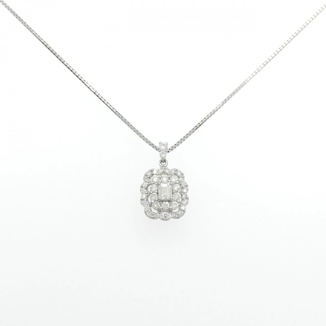 PT900/PT850 DIAMOND NECKLACE: PT900/PT850 Diamond Necklace Brand: Unbranded Type/Style: Diamond Necklace Material: Platinum900/Platinum850, Main Stone Natural Color: PT Size: Length: 45cm Accessories: None Accessories Notice: